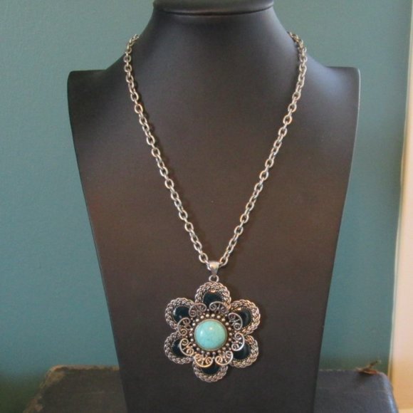 Da Vinci Silver tone flower Necklace and earrings with faux turquoise - Picture 3 of 6